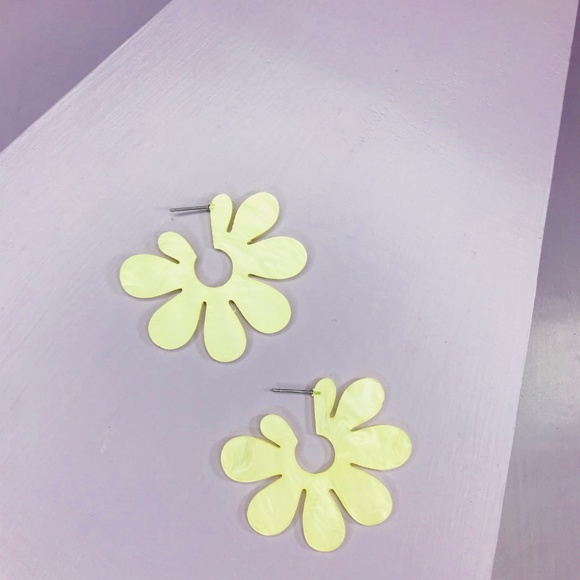 🆑 Yellow Blossom Hoop Earrings - Picture 4 of 5